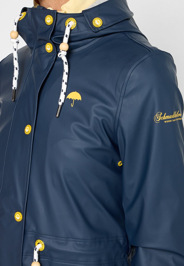 Giacca impermeabile blu navy con accenti gialli, dotata di cappuccio regolabile con cordino, bottoni a scatto e logo di un ombrello sul petto. Cordini bianchi texturizzati.
