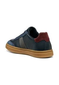 Baskets bleu foncé avec des accents gris et bordeaux ; matériaux en cuir et en daim ; semelle en caoutchouc ; design bas ; col rembourré.