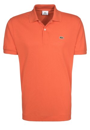 Orange polo-shirt med korte ærmer, to knapper, ribstrikket krave og manchetter samt lille grønt krokodille-logo på venstre bryst.