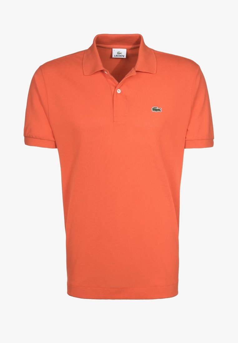Polo orange à manches courtes avec deux boutons, col et poignets côtelés, et petit logo crocodile vert sur la poitrine gauche.