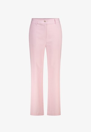 Pantalon rose clair à jambes droites avec passants de ceinture et fermeture bouton doré à la taille, présenté sur un fond blanc.