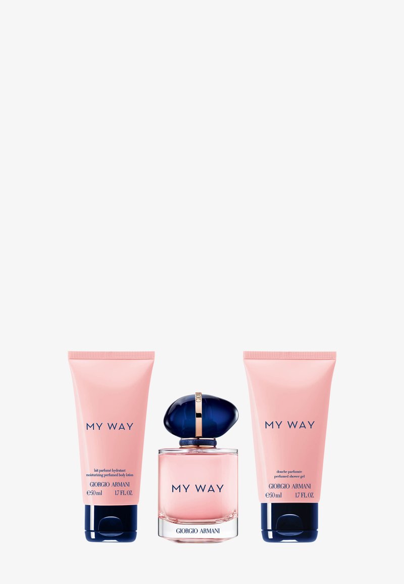 Tre-delt sett med duft består av en rosa flaske med et marineblått lokk, flankert av to rosa rør. Etikettene leser "MY WAY" og "GIORGIO ARMANI."