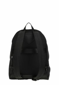 Sac à dos noir en tissu résistant, présentant une forme arrondie, des bretelles réglables, une poignée supérieure et une poche latérale zippée unique.