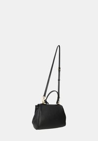 Borsa a mano in pelle nera con una texture liscia, dotata di manico superiore e tracolla regolabile, arricchita da dettagli in oro.