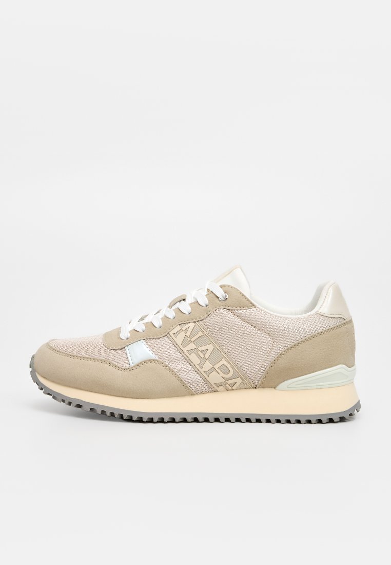 Beżowe i kremowe sneakersy wykonane z siateczki i zamszu, z logo na bocznej panelu, białymi sznurowadłami oraz teksturowaną gumową podeszwą.