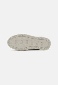 Lässige Sneaker-Sohle in hellem Beige mit strukturiertem Gummi. Verfügt über geprägte "CPH"- und Fahrradmotive entlang des Randes.