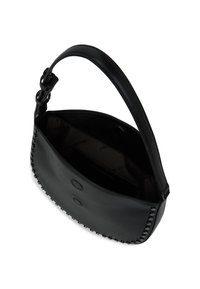 Černá kožená kabelka s hladkým povrchem, zaobleným tvarem, horní rukojetí a cvočkovými akcenty podél spodního okraje. Interiér je z tmavé látky.