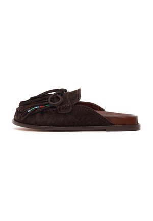 Dunkelbrauner Wildleder-Slipper mit Fransen, Schleife und kleinen bunten Perlen am Obermaterial, flacher Sohle und offenem Fersenbereich.