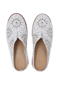 Hvide slip-on sko med et perforeret blomstermønster, glat lædermateriale og en tan farvet polstret indersål, der har en tekstureret ydersål.