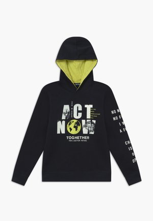 Zwarte hoodie met een geel binnenkap, "ACT NOW" tekst met aarde graphic en milieuboodschappen aan de voorkant, en extra witte tekst op de rechtermouw.