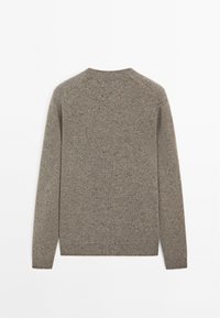 Pull en maille beige à manches longues avec des taches, doté de poignets, d'un ourlet et d'un col côtelés, montré de dos sur un fond blanc.