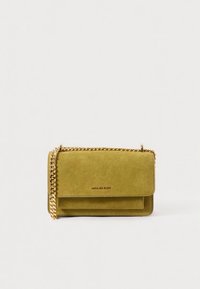 Borsa a tracolla in suede verde oliva con tracolla a catena dorata e piccolo logo dorato sulla patta frontale, design minimalista su sfondo bianco.