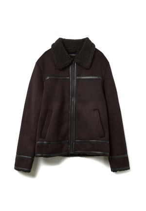 Schwarze Sherling-Jacke mit flauschigem Kragen, verziert mit Lederakzenten, Reißverschluss und zwei Seitentaschen für Funktionalität.