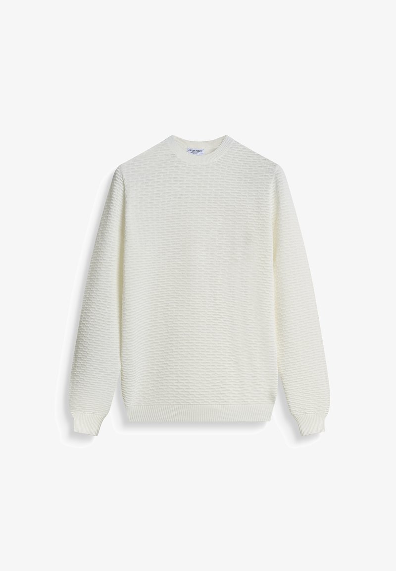 Witte gebreide trui met een ronde hals, geribde mouwen en zoom. Heeft een verhoogd patroon door de stof.