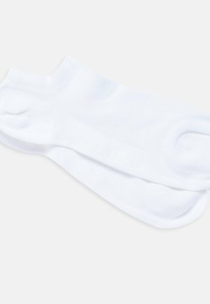 Bílé bavlněné sportovní ponožky, krátké do kotníků, hladká textura, s vyztuženými špičkami a patami, s jemným logem blízko lemu.