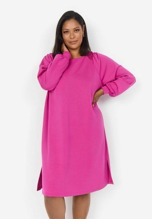Fuchsia-rotes Kleid mit langen Ärmeln, lässigem Schnitt, Schulterraffung und seitlichen Schlitzungen für mehr Bewegungsfreiheit. Glatte Stofftextur.