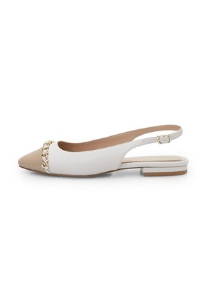 Ballerine à bride arrière en cuir beige et blanc avec un bout pointu, accent en chaîne dorée et un petit talon bloc pour plus de stabilité.