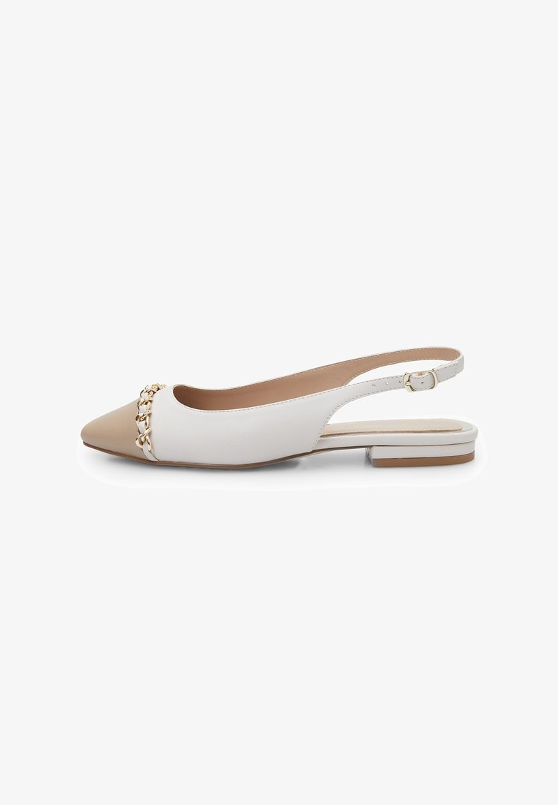 Ballerine à bride arrière en cuir beige et blanc avec un bout pointu, accent en chaîne dorée et un petit talon bloc pour plus de stabilité.