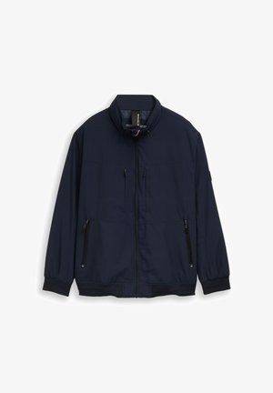 Marineblaue Reißverschlussjacke mit Stehkragen, zwei Brusttaschen mit Reißverschlüssen und zwei seitlichen Reißverschlusstaschen, flach auf weißem Hintergrund ausgelegt.