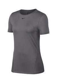 Camiseta deportiva de manga corta gris hecha de material Dri-FIT. Presenta un cuello redondo y detalles cosidos. Logo de Nike en el pecho.