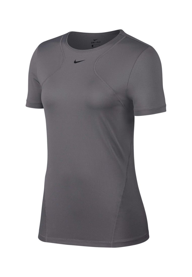 Camiseta deportiva de manga corta gris hecha de material Dri-FIT. Presenta un cuello redondo y detalles cosidos. Logo de Nike en el pecho.