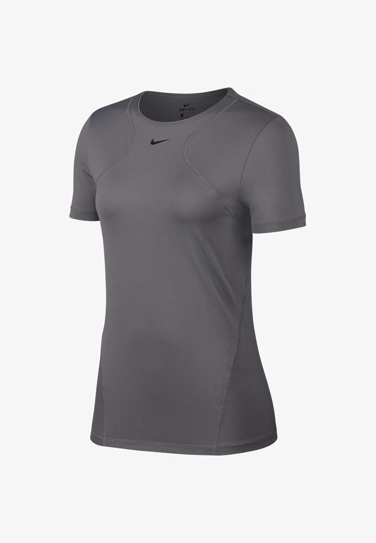 Camiseta deportiva de manga corta gris hecha de material Dri-FIT. Presenta un cuello redondo y detalles cosidos. Logo de Nike en el pecho.