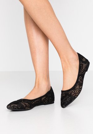 Czarne baletki z koronki z zaostrzonym noskiem. Z motywem kwiatowym i niskim obcasem. Gładka faktura o delikatnym, przejrzystym wyglądzie.