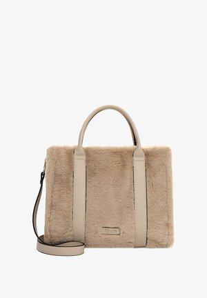 Beige Handtasche aus Kunstfell mit glatten Lederelementen, doppelten oberen Griffen, abnehmbarem Riemen und einer goldenen Logoplatte auf der Vorderseite.
