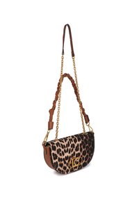 Crossbodytas met luipaardprint, bruine leren accenten, een gevlochten riem en gouden metalen details. Voorzien van een herkenbaar logo aan de voorkant.
