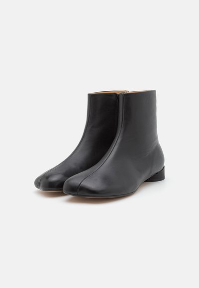MM6 Maison Margiela Kotníkové boty - black