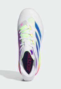 Chaussure de sport blanche avec un design en dégradé coloré, présentant des accents violets et bleus, en matériau en maille et une semelle texturée. "ADIZERO" imprimé à l'intérieur.