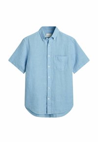 Camisa de lino de manga corta y color azul claro, con cuello y un bolsillo en el pecho. Textura suave con dobladillo redondeado.