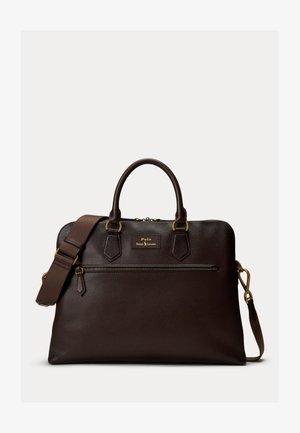 Σκούρο καφέ δερμάτινη τσάντα επαγγελματικού τύπου με δύο λαβές, αποσπώμενο ιμάντα ώμου, μπροστινή τσέπη με φερμουάρ και χρυσό λογότυπο Polo Ralph Lauren.