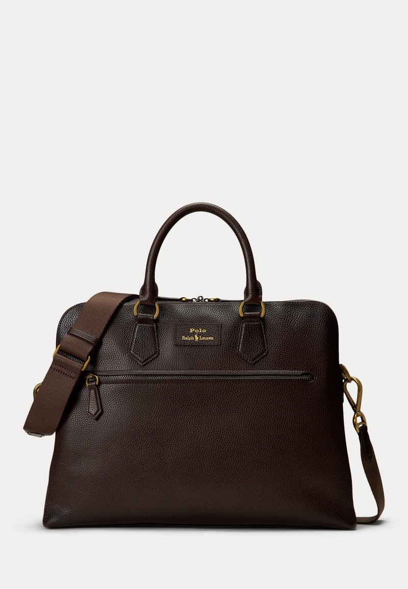 Mörkbrun texturerad läderportfölj med två handtag, avtagbar axelrem, framficka med dragkedja och guldigt Polo Ralph Lauren-logotyp.