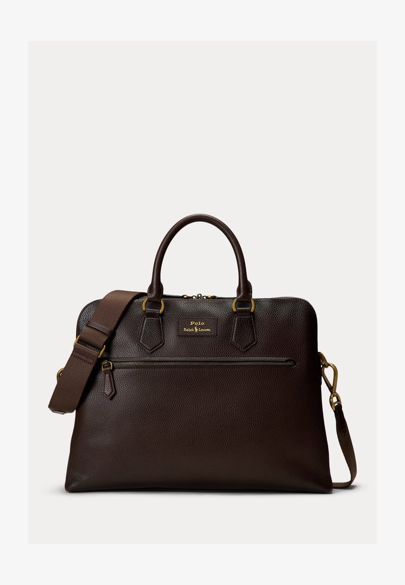 Mörkbrun texturerad läderportfölj med två handtag, avtagbar axelrem, framficka med dragkedja och guldigt Polo Ralph Lauren-logotyp.