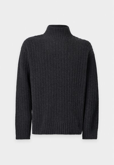Pull noir en maille épaisse avec manches longues et col roulé côtelé haut sur fond blanc.