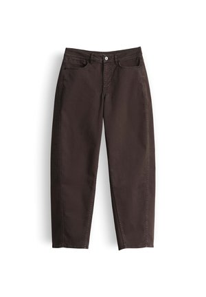 Braune Denim-Hose mit geradem Schnitt, ausgestattet mit einem Knopfverschluss, zwei Fronttaschen und sichtbaren Nähten entlang der Nähte.