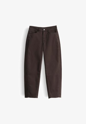 Braune Denim-Hose mit geradem Schnitt, ausgestattet mit einem Knopfverschluss, zwei Fronttaschen und sichtbaren Nähten entlang der Nähte.