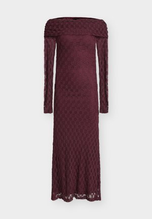 Abito in pizzo color bordeaux con maniche lunghe e scollo a spalle scoperte, caratterizzato da un motivo floreale e una silhouette aderente che si allarga all'orlo.