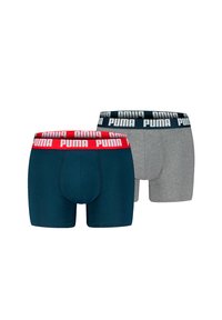 Zwei Paar Boxershorts: ein dunkeltürkisfarbenes mit rotem Bund und ein graues mit dunklem Bund, beide mit dem Puma-Logo versehen.