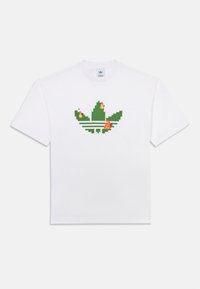 Camiseta de algodón blanca que presenta un diseño de hoja pixelada verde con llamas y tres rayas horizontales en verde debajo del gráfico.