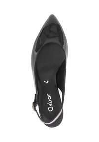 Zwarte gepolijste leren slingback-schoen met een spitse neus, gevoerde binnenzijde en een verstelbare gesp. Merk zichtbaar op de binnenzool.