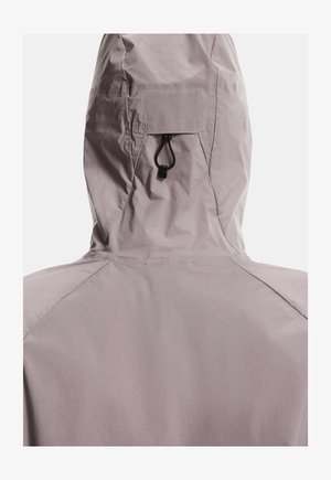 Gaiši pelēka cepure ar kapuci, kam ir auklu aizdare kakla daļā, gluda tekstūra un minimālistisks dizains bez redzamām logo zīmēm.