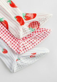 Tričko z látky s rôznymi vzormi jahôd; materiály zahŕňajú mäkké bavlnené tkaniny v červenej, bielej a ružovej farbe, s pruhmi a bodkami.