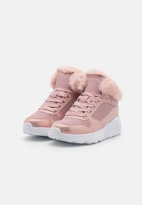 Różowe sneakersy typu high-top z błyszczącym metalicznym wykończeniem, sztucznym futerkiem na górze i białymi gumowymi podeszwami. Posiadają sznurowadła i akcenty po bokach.