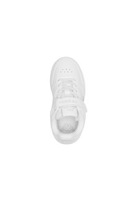 Sneaker bianchi con materiale sintetico liscio, forma arrotondata, lacci e una fascia a contrasto con dettagli del logo. Design minimalista.