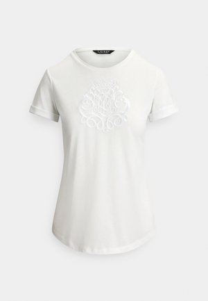Tricou alb cu mâneci scurte, guler rotund, tivuri răsucite și design brodat alb complex cu stema pe piept.