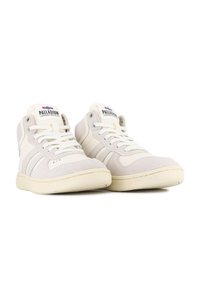 Une paire de baskets montantes beiges avec des lacets blancs et le logo Palladium sur la languette, placée sur un fond blanc.