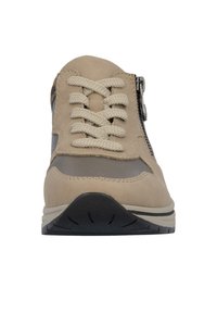 Baskets en cuir beige avec accents gris, surface texturée, devant à lacets, fermeture éclair sur le côté et semelle en caoutchouc noire avec détails de crampons.
