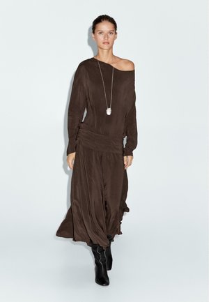 LONG FLOWING WITH DRAPED SASH BELT - Vestito lungo - brown